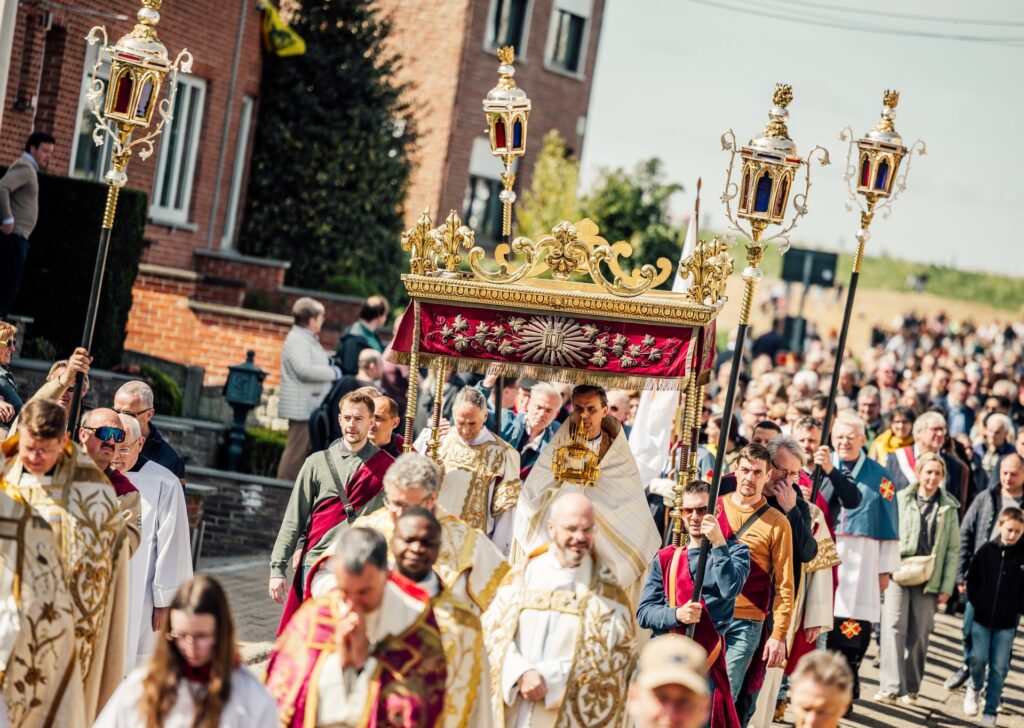 De paardenprocessie op paasmaandag t.e.v. de Goddelijke Zaligmaker