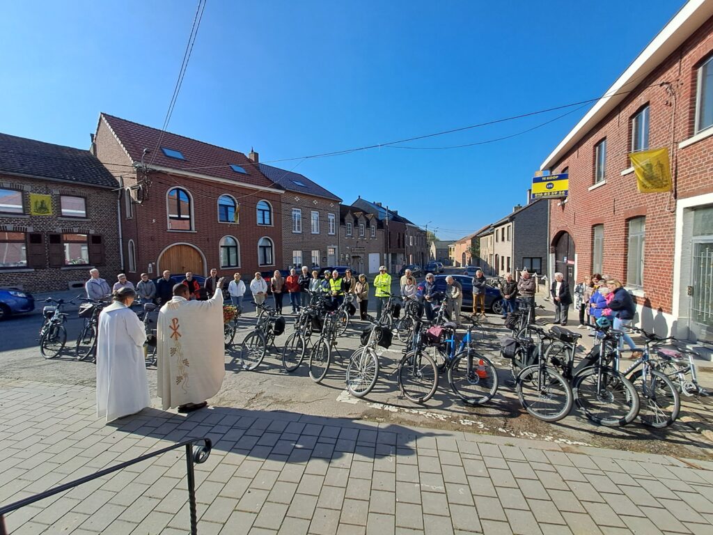 Fietswijding aan de kerk van de Goddelijke Zaligmaker in Hakendover