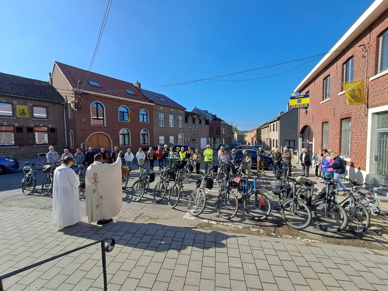 Fietswijding aan de kerk van de Goddelijke Zaligmaker in Hakendover