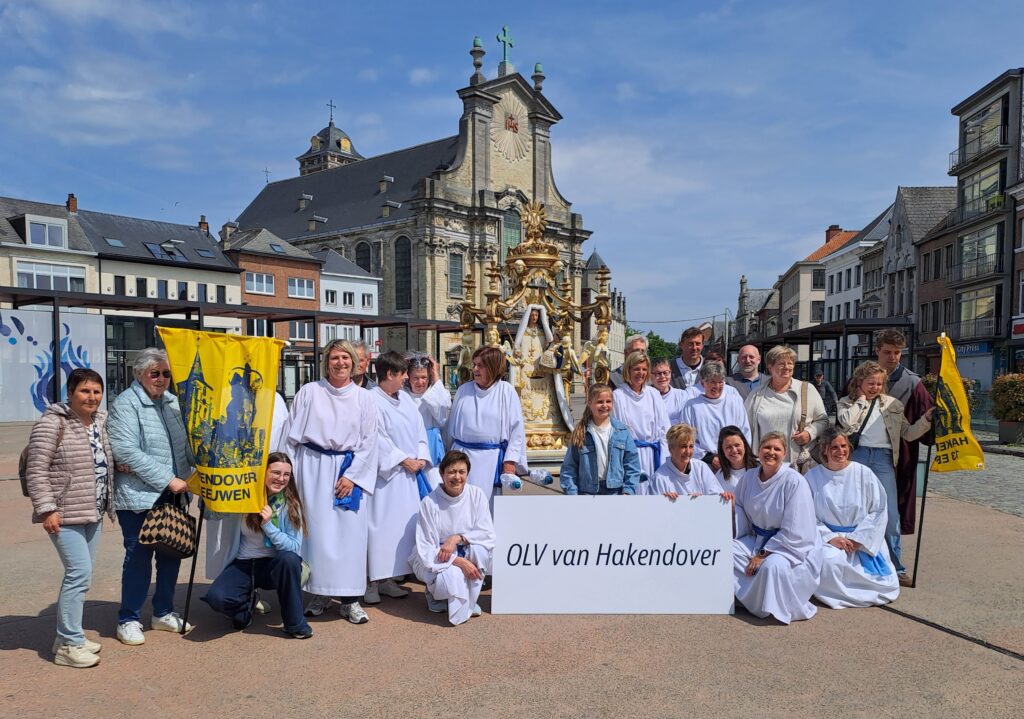 Mariabeeld van Hakendover neemt deel aan de Hanswijkprocessie